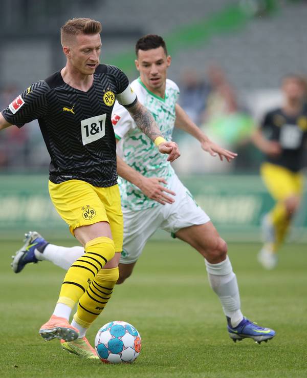 Marco Reus in Aktion mit Ball beim Spiel gegen SpVgg Greuther Fürth.
