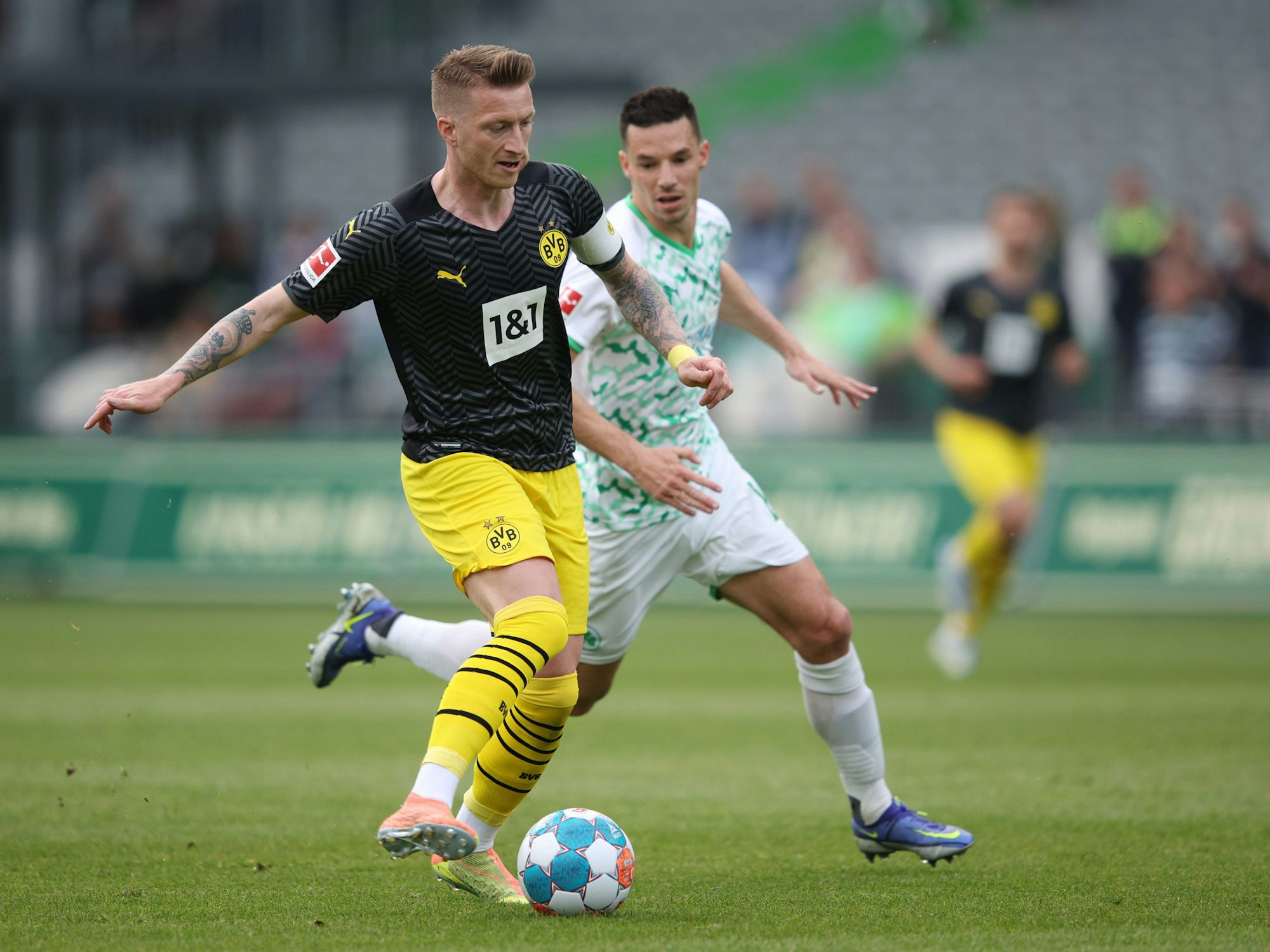 Marco Reus in Aktion mit Ball beim Spiel gegen SpVgg Greuther Fürth.