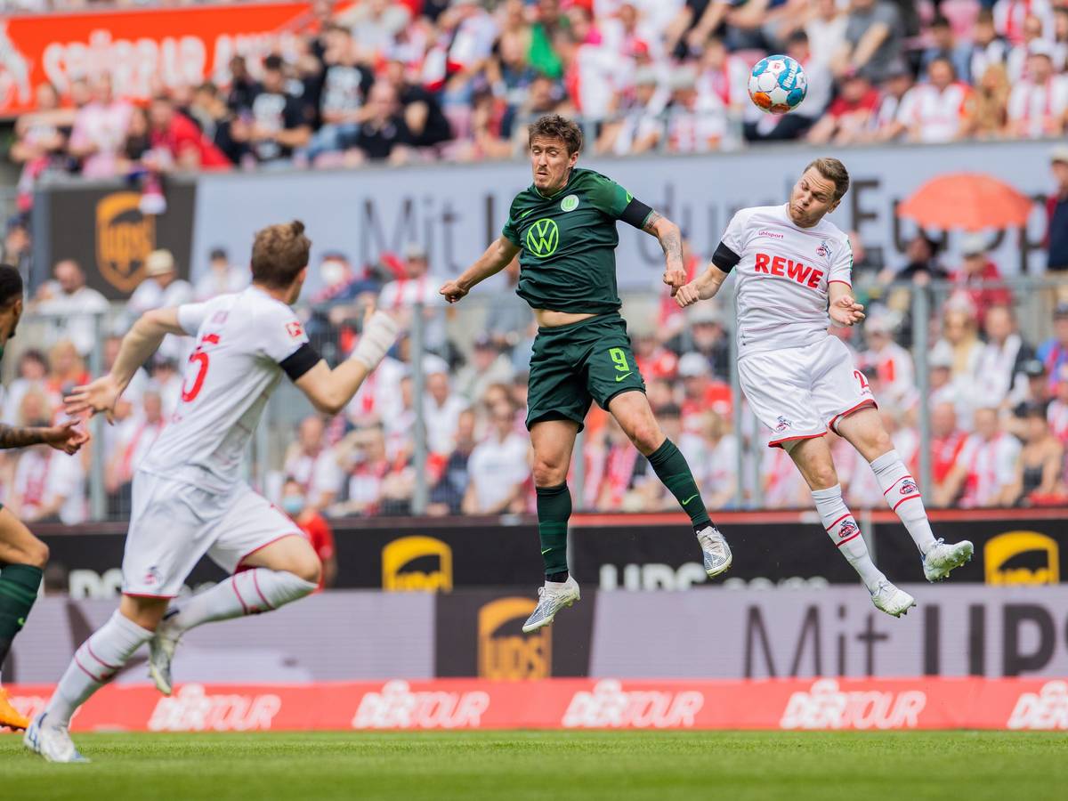 Kölns Benno Schmitz (r) und Wolfsburgs Max Kruse versuchen an den Ball zu kommen.