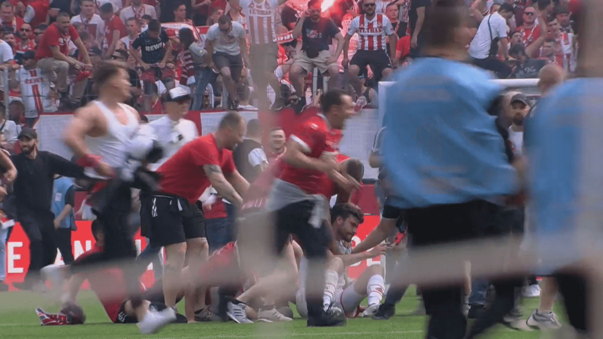 FC-Kapitän Jonas Hector mitten im Fan-Getümmel nach dem 0:1 des 1. FC Köln gegen den VfL Wolfsburg.