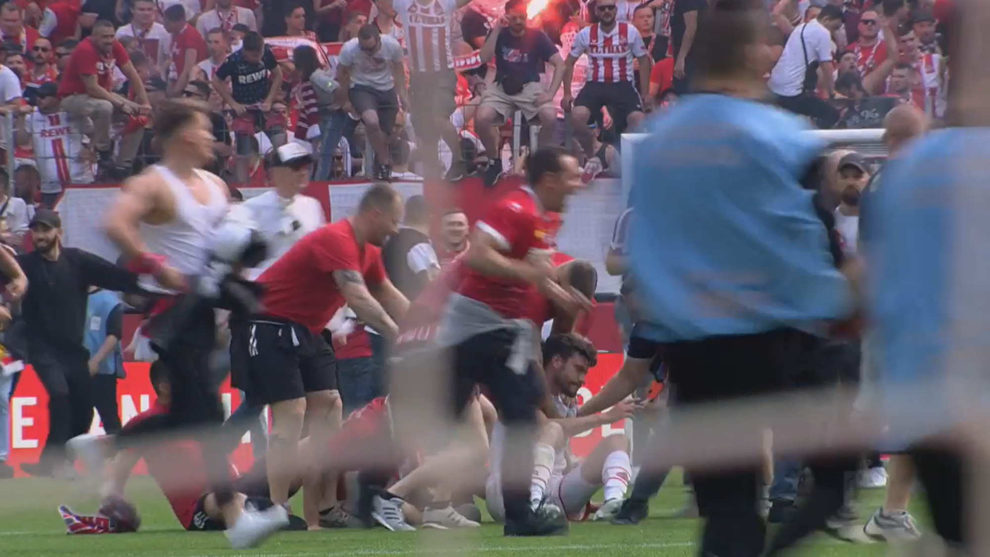 FC-Kapitän Jonas Hector mitten im Fan-Getümmel nach dem 0:1 des 1. FC Köln gegen den VfL Wolfsburg.