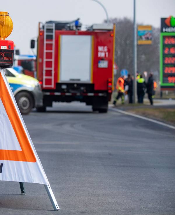 Fahrzeuge stehen nach einem Unfall auf der Bundesstraße 111 auf Höhe des Wolgaster Stadtteils Mahlzow (Insel Usedom).