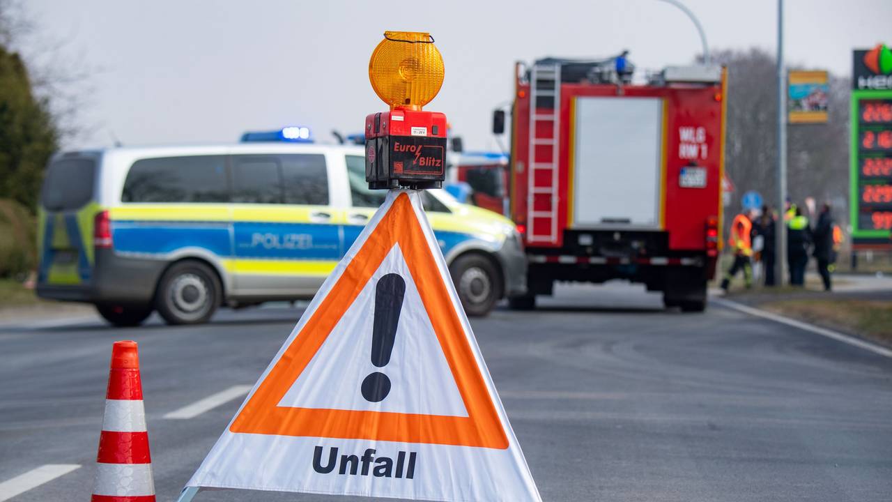 Fahrzeuge stehen nach einem Unfall auf der Bundesstraße 111 auf Höhe des Wolgaster Stadtteils Mahlzow (Insel Usedom).