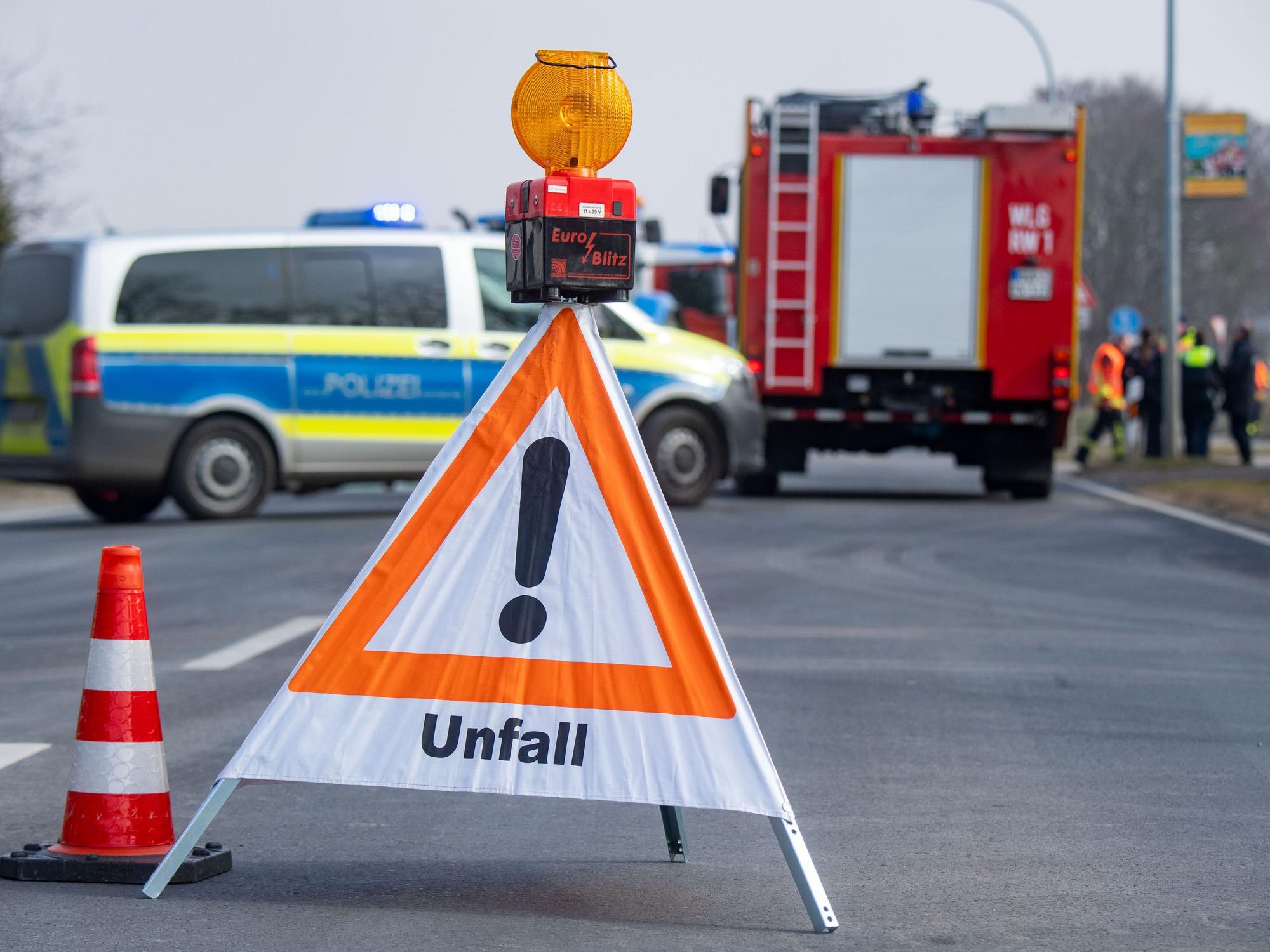 Fahrzeuge stehen nach einem Unfall auf der Bundesstraße 111 auf Höhe des Wolgaster Stadtteils Mahlzow (Insel Usedom).