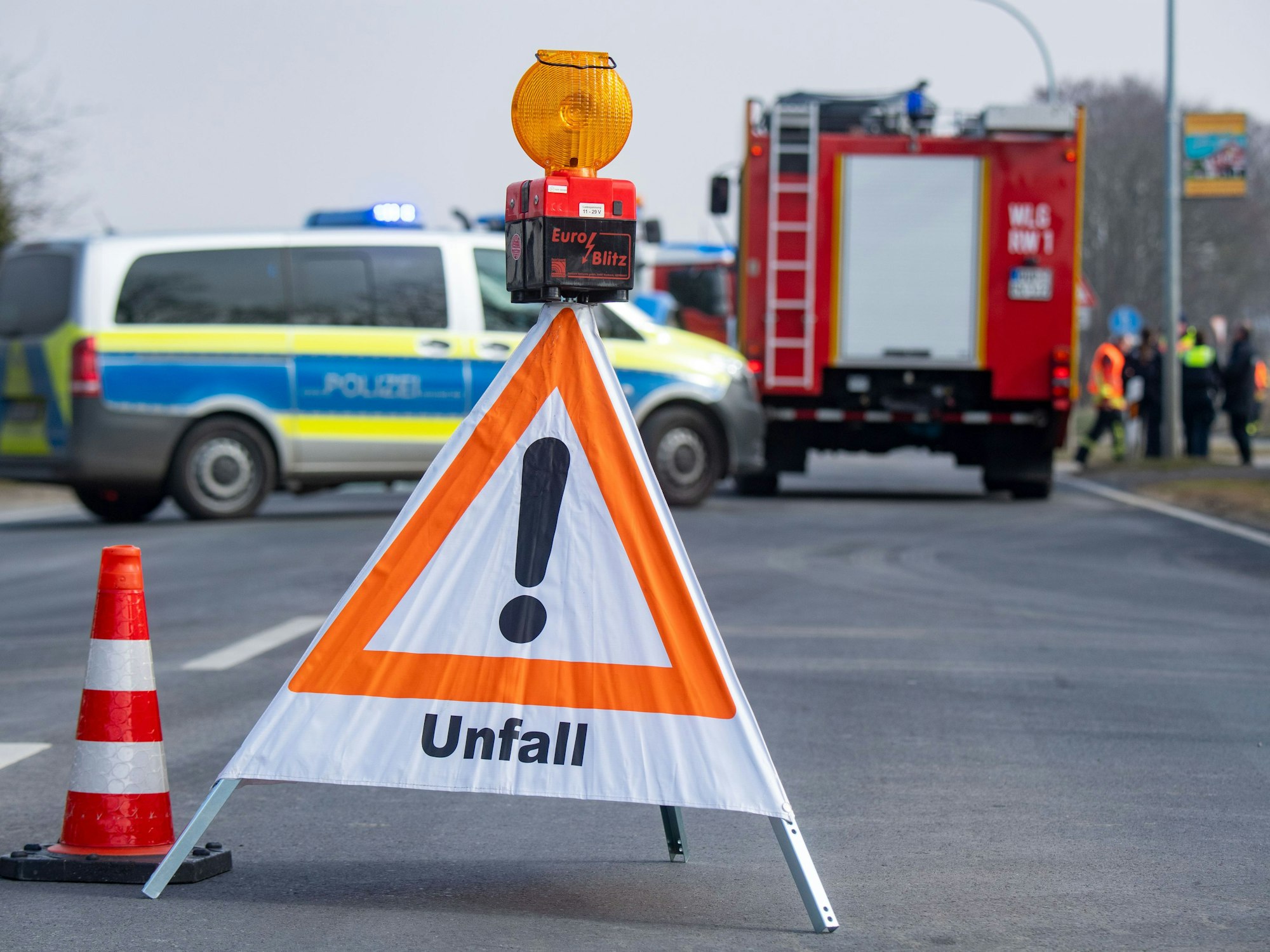 Fahrzeuge stehen nach einem Unfall auf der Bundesstraße 111 auf Höhe des Wolgaster Stadtteils Mahlzow (Insel Usedom).