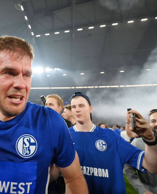 Die Schalker Fans stürmen nach dem Abpfiff den Platz und feiern Simon Terodde.