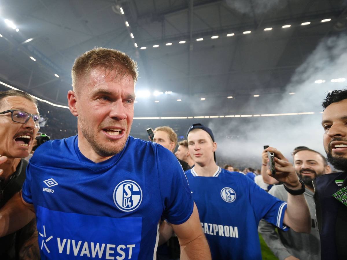 Die Schalker Fans stürmen nach dem Abpfiff den Platz und feiern Simon Terodde.