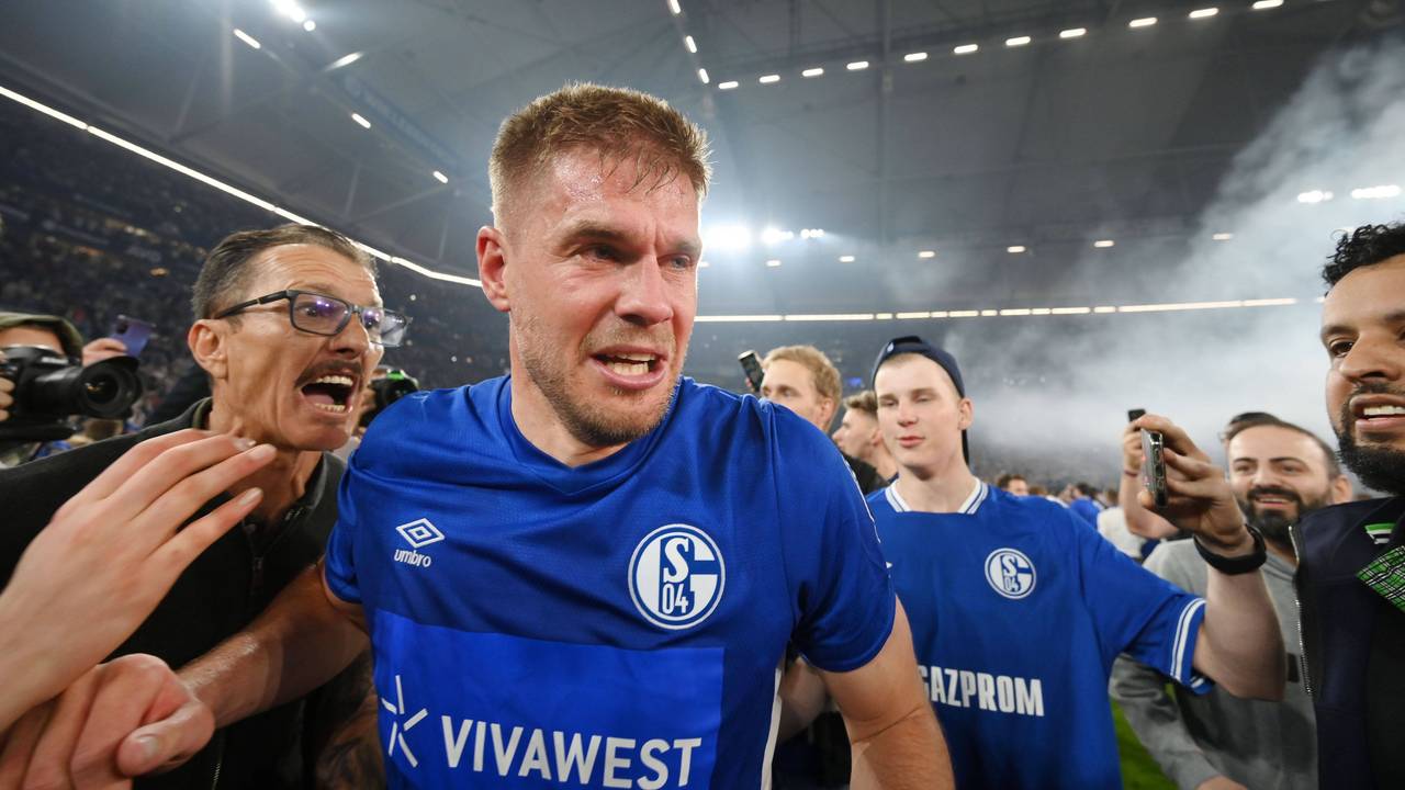 Die Schalker Fans stürmen nach dem Abpfiff den Platz und feiern Simon Terodde.