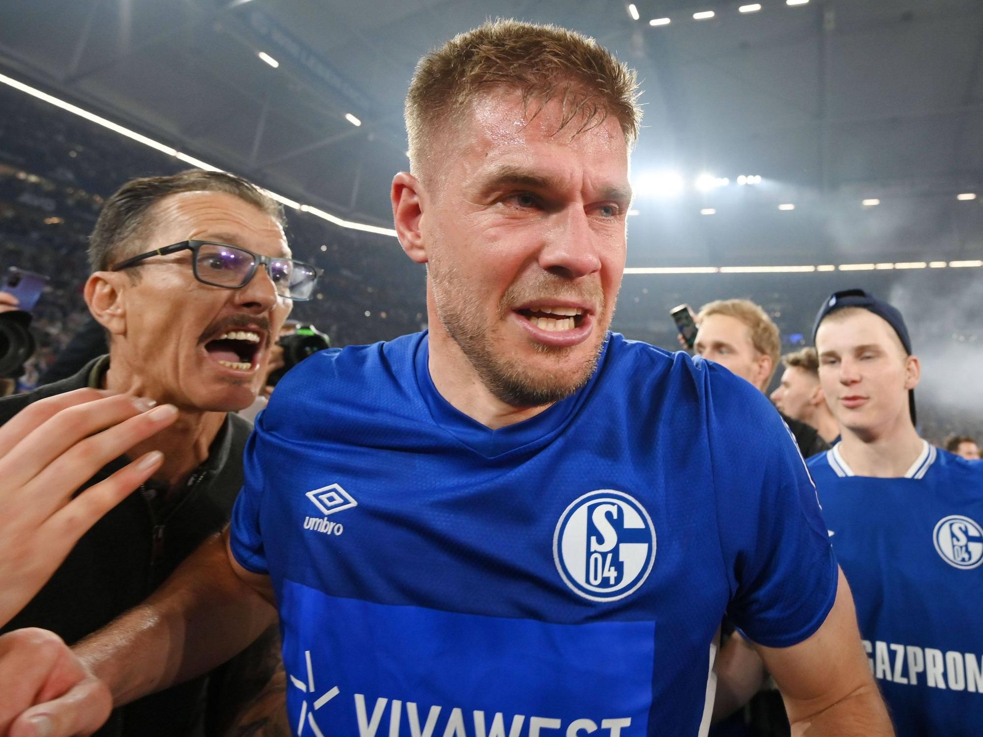 Die Schalker Fans stürmen nach dem Abpfiff den Platz und feiern Simon Terodde.