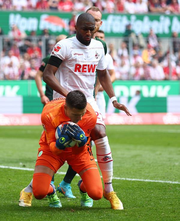 Wolfsburgs Torwart Pavao Pervan hält den Ball fest. Im Hintergrund: Anthony Modeste aus Köln.