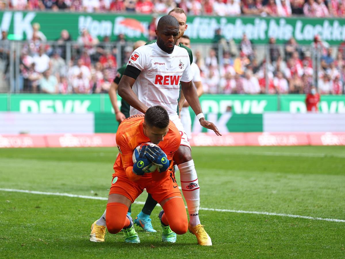 Wolfsburgs Torwart Pavao Pervan hält den Ball fest. Im Hintergrund: Anthony Modeste aus Köln.