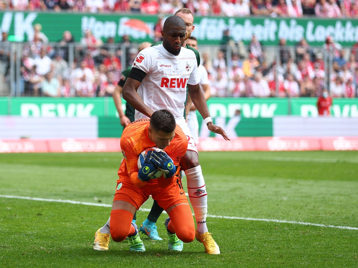Wolfsburgs Torwart Pavao Pervan hält den Ball fest. Im Hintergrund: Anthony Modeste aus Köln.