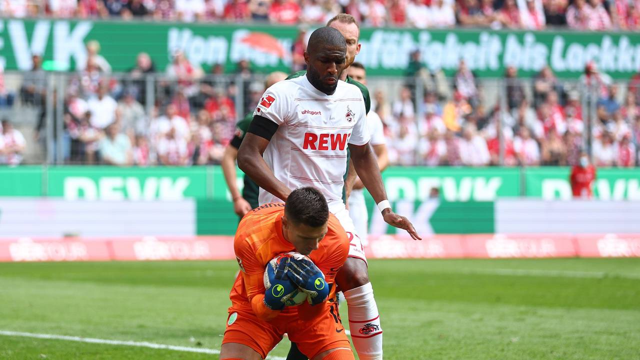 Wolfsburgs Torwart Pavao Pervan hält den Ball fest. Im Hintergrund: Anthony Modeste aus Köln.