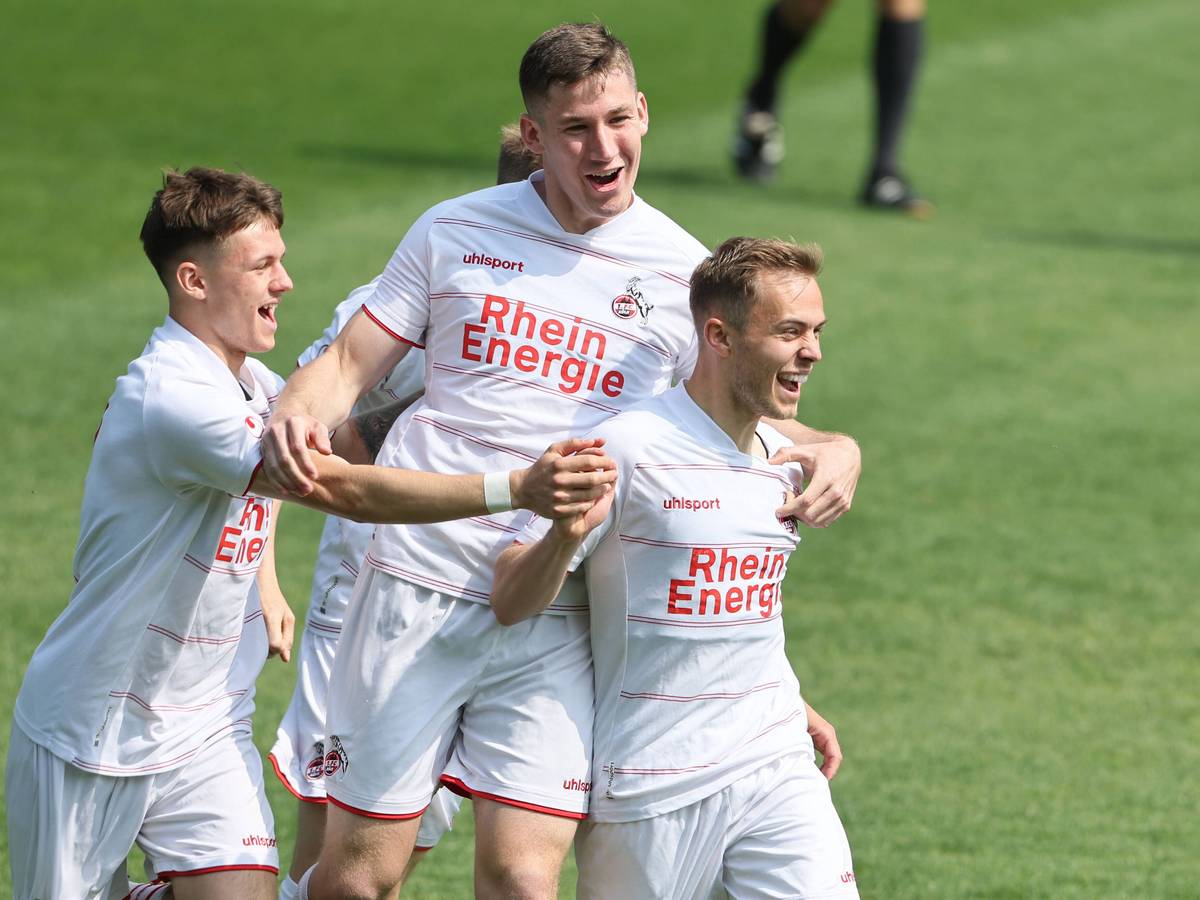 Die Spieler der U21 des 1. FC Köln jubeln.