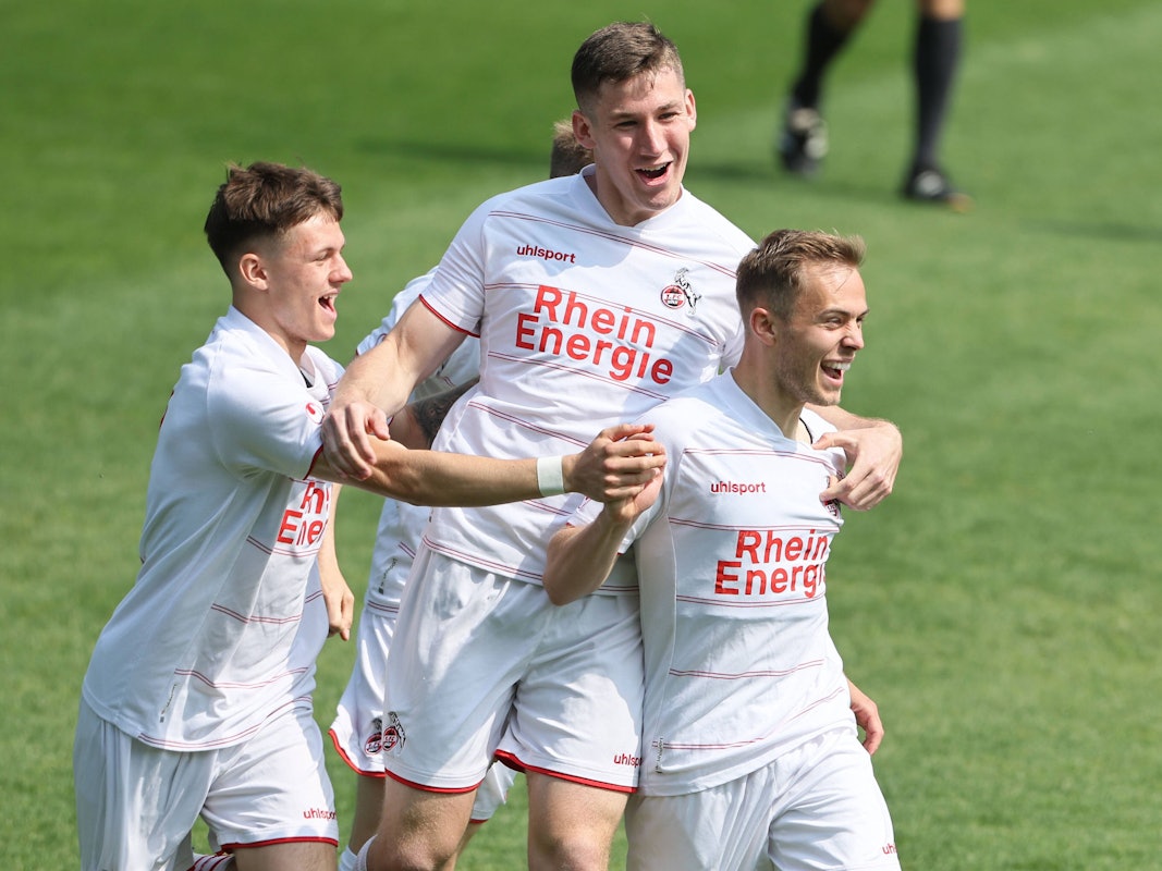 Die Spieler der U21 des 1. FC Köln jubeln.