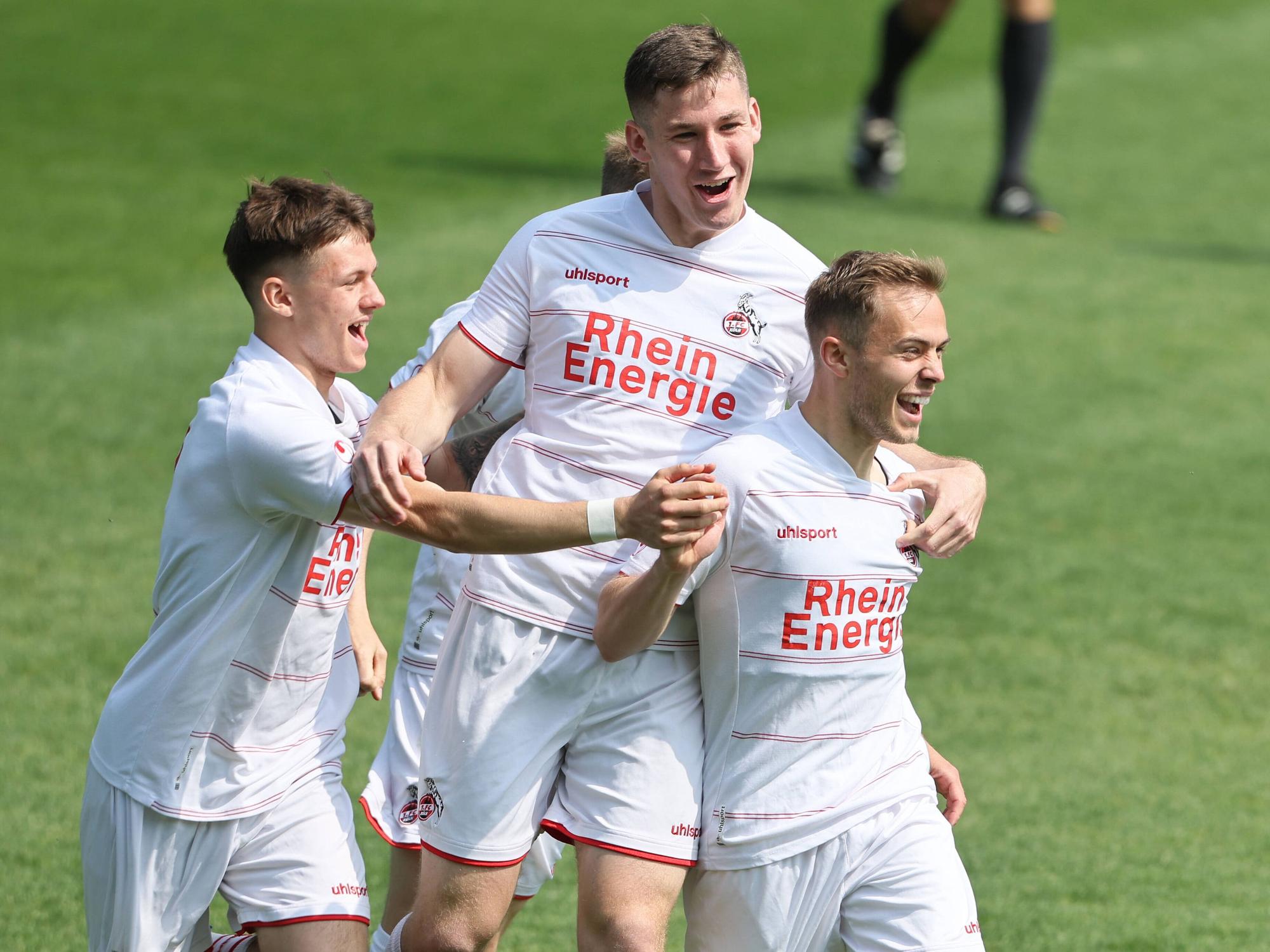 Die Spieler der U21 des 1. FC Köln jubeln.