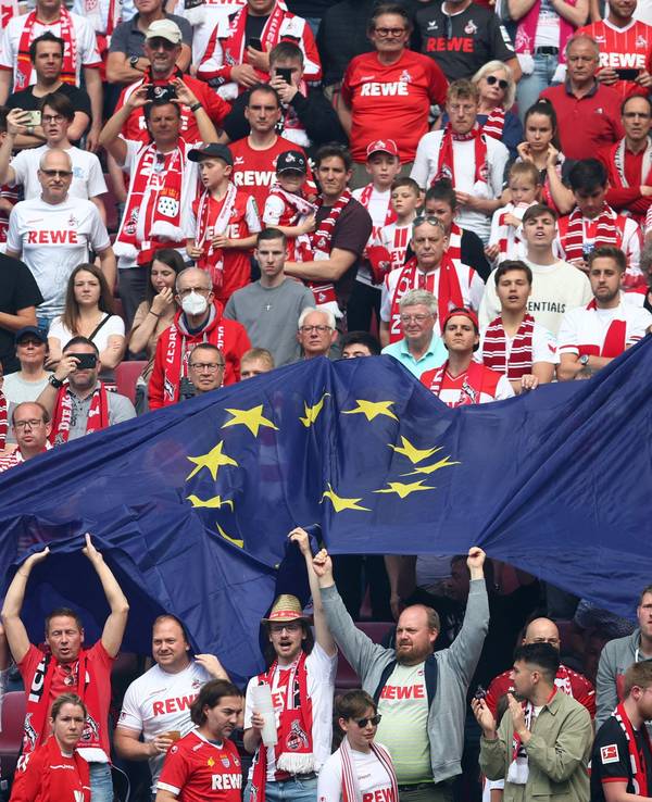 Fans des 1.FC Köln feiern mit einer EU-Flagge.