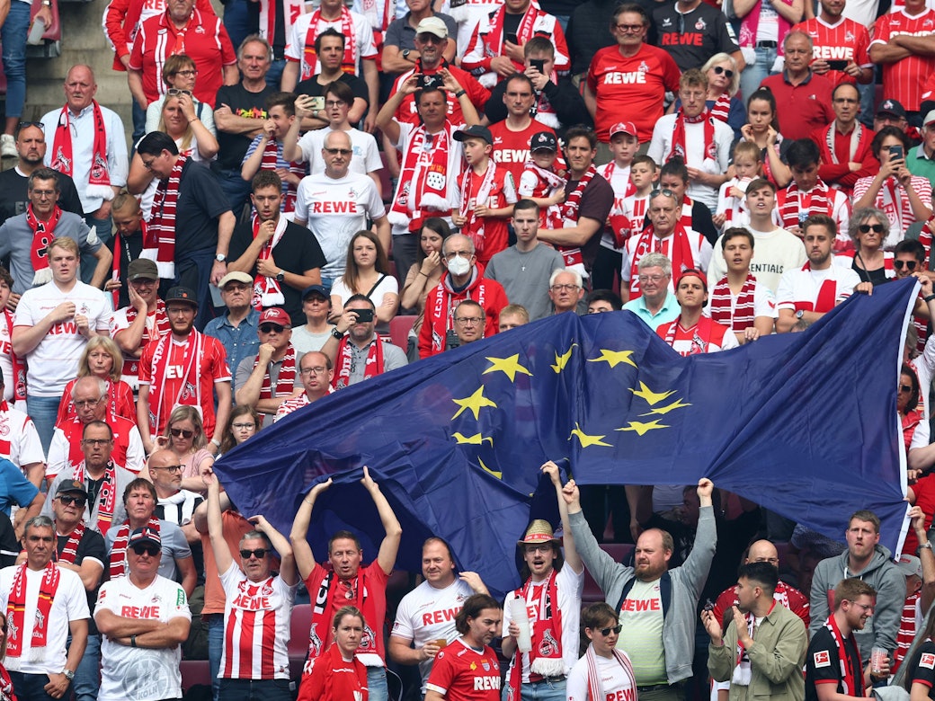 Fans des 1.FC Köln feiern mit einer EU-Flagge.
