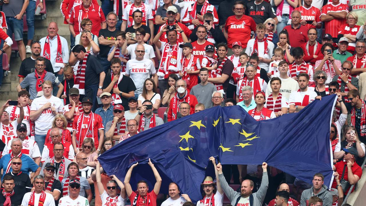 Fans des 1.FC Köln feiern mit einer EU-Flagge.