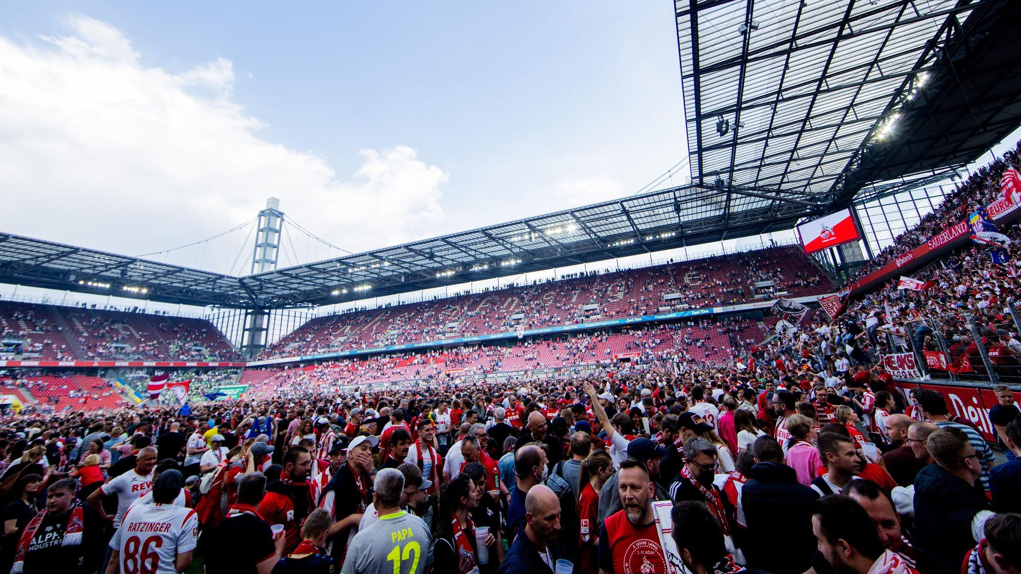 Die Fans des 1. FC Köln stürmten am 7. Mai nach dem 0:1 gegen den VfL Wolfsburg den Platz.