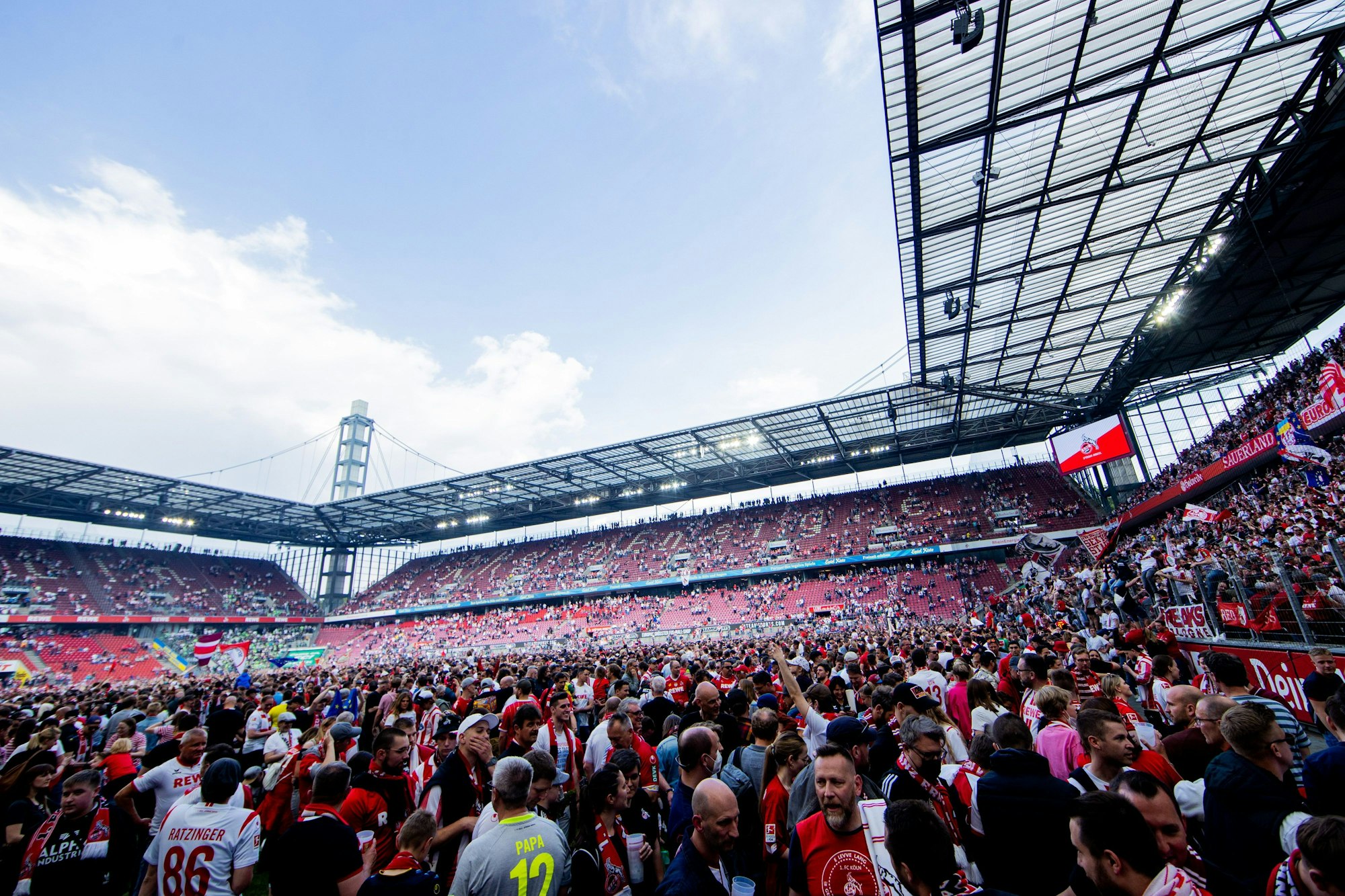 07.05.2022, Nordrhein-Westfalen, Köln: Fußball: Bundesliga, 1. FC Köln - VfL Wolfsburg, 33. Spieltag, RheinEnergieStadion. Kölner Fans haben den Platz gestürmt. Foto: Rolf Vennenbernd/dpa - WICHTIGER HINWEIS: Gemäß den Vorgaben der DFL Deutsche Fußball Liga bzw. des DFB Deutscher Fußball-Bund ist es untersagt, in dem Stadion und/oder vom Spiel angefertigte Fotoaufnahmen in Form von Sequenzbildern und/oder videoähnlichen Fotostrecken zu verwerten bzw. verwerten zu lassen. +++ dpa-Bildfunk +++