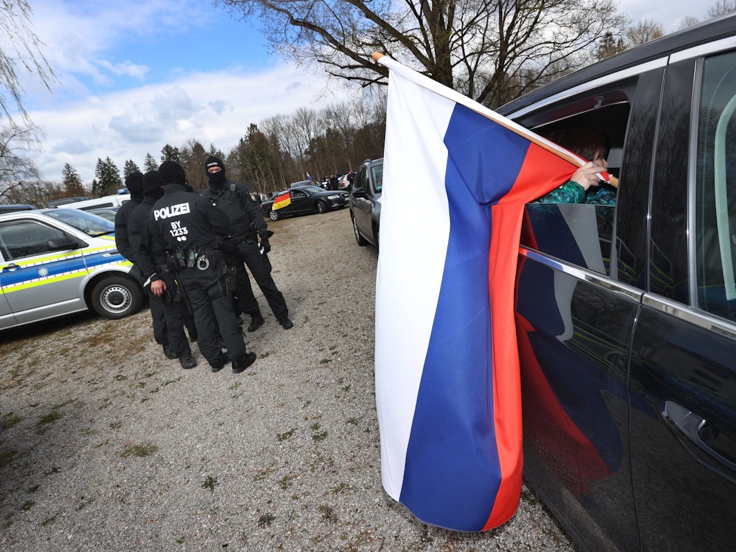 Der Verfassungsschutz warnt vor prorussischen Propagandaaktionen am 9. Mai. Die Lage könnte sich in Deutschland gefährlich zuspitzen. Seit dem Ausbruch des Krieges in der Ukraine gab es auch in Deutschland zahlreiche prorussische Demonstrationen, wie hier Anfang April in Kaufbeuren (Bayern.)