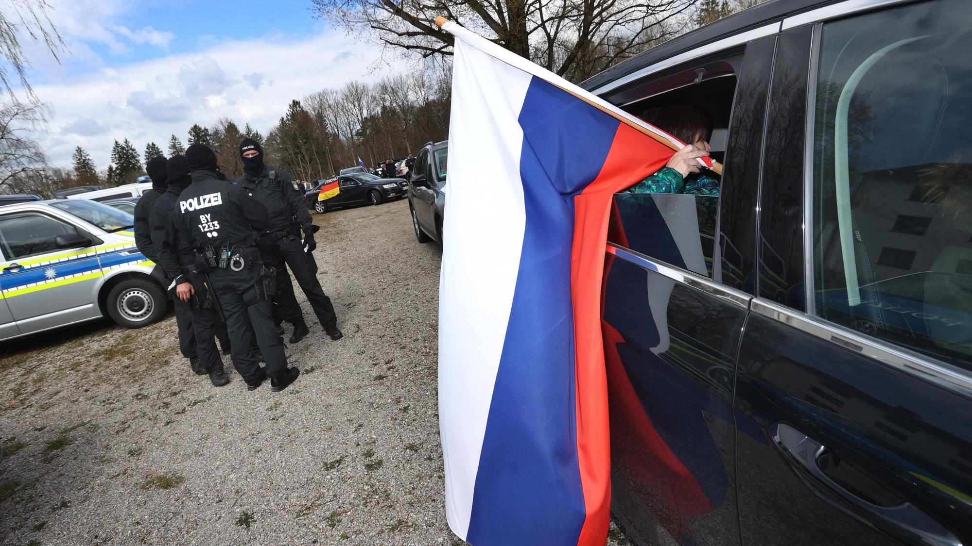 Der Verfassungsschutz warnt vor prorussischen Propagandaaktionen am 9. Mai. Die Lage könnte sich in Deutschland gefährlich zuspitzen. Seit dem Ausbruch des Krieges in der Ukraine gab es auch in Deutschland zahlreiche prorussische Demonstrationen, wie hier Anfang April in Kaufbeuren (Bayern.)