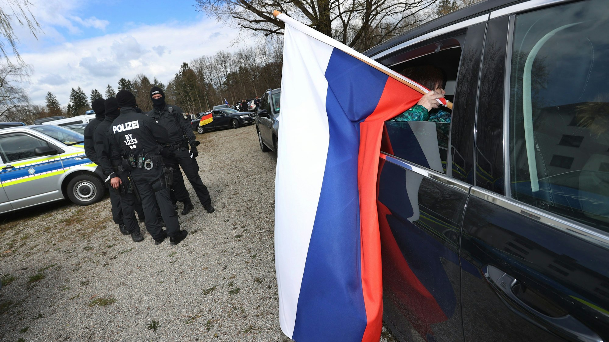 Der Verfassungsschutz warnt vor prorussischen Propagandaaktionen am 9. Mai. Die Lage könnte sich in Deutschland gefährlich zuspitzen. Seit dem Ausbruch des Krieges in der Ukraine gab es auch in Deutschland zahlreiche prorussische Demonstrationen, wie hier Anfang April in Kaufbeuren (Bayern.)