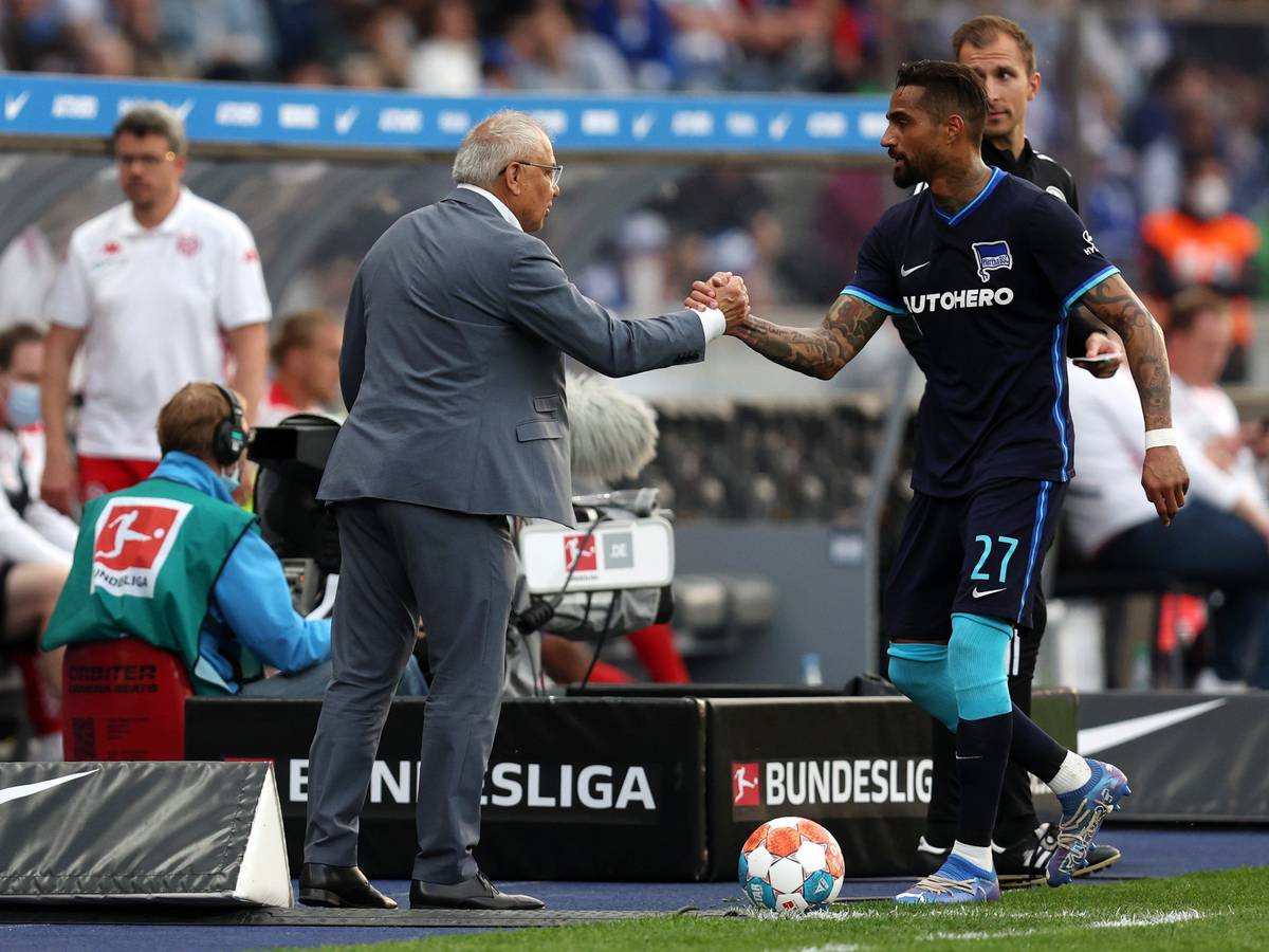 Felix Magath klatscht Kevin-Prince Boateng ab.