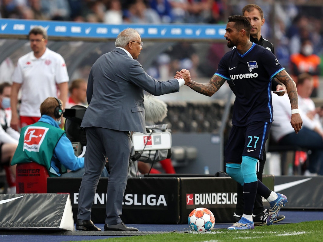 Felix Magath klatscht Kevin-Prince Boateng ab.