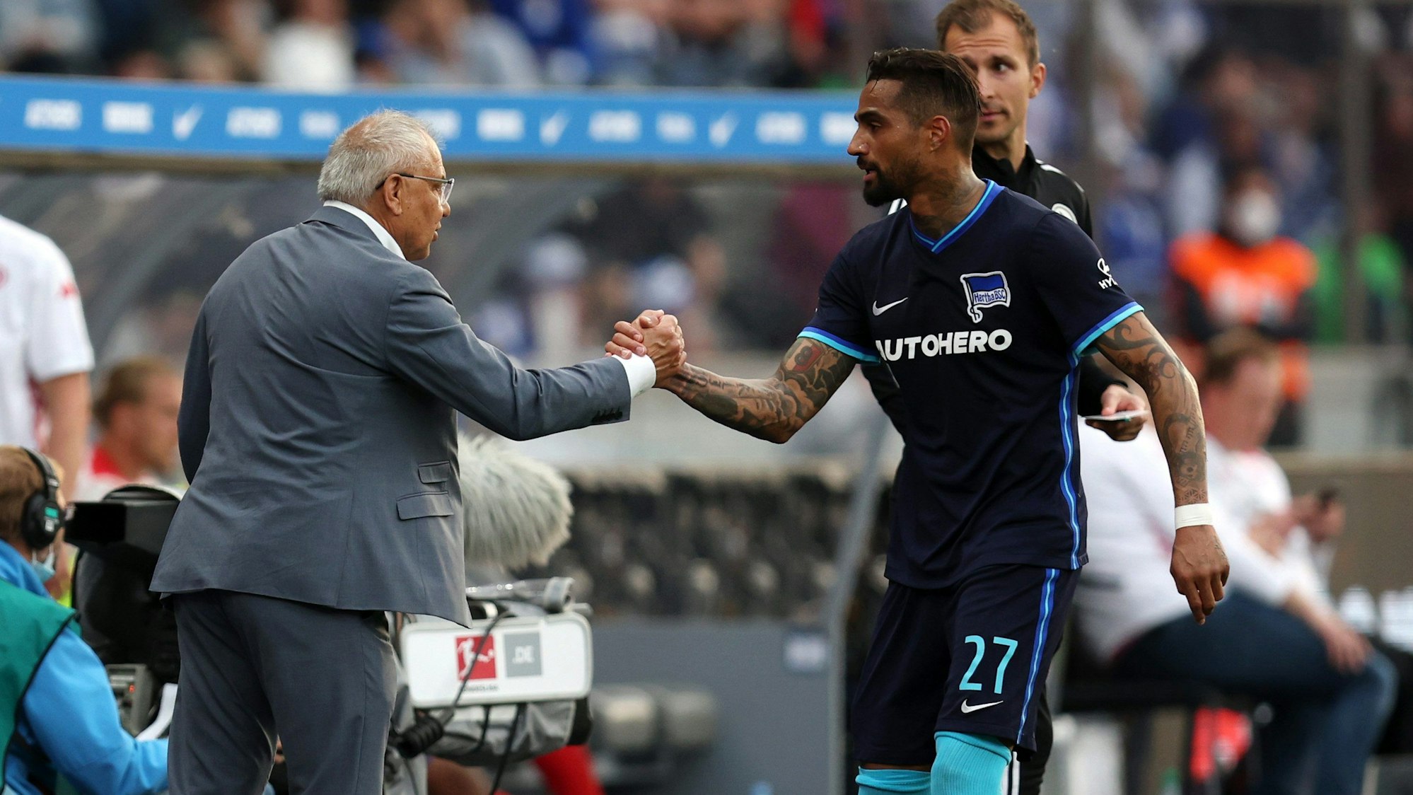 Felix Magath klatscht Kevin-Prince Boateng ab.
