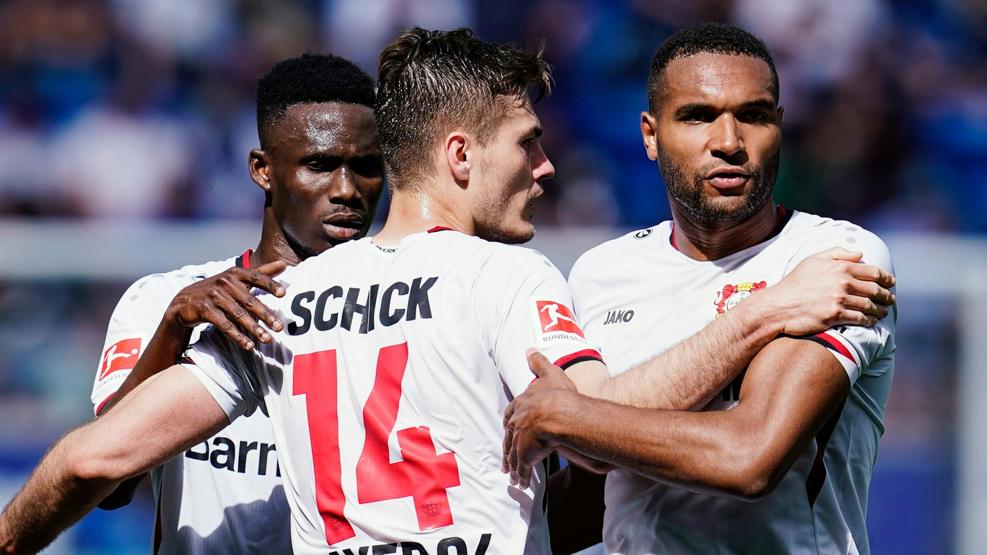 Patrik Schick jubelt mit seinen Teamkollegen über sein Tor gegen die TSG Hoffenheim