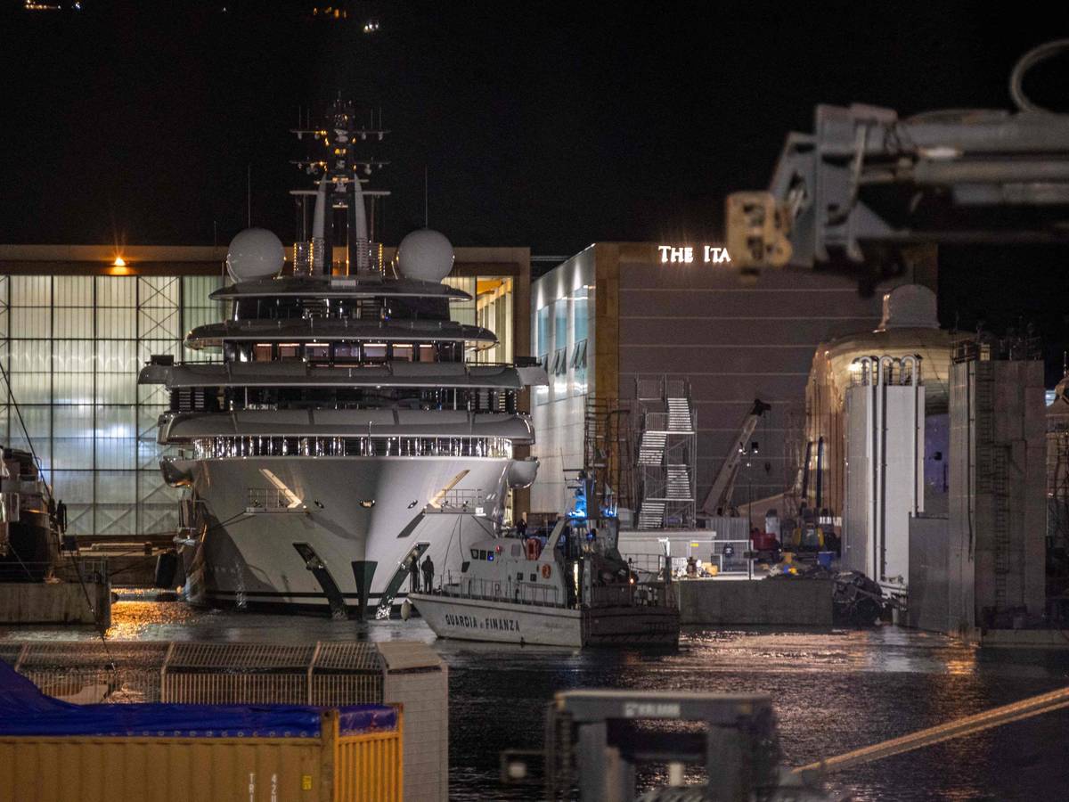 Ein Boot der italienischen Finanzpolizei ist vor der mehrere Millionen Dollar teuren Megayacht Scheherazade zu sehen, die am 6. Mai 2022 im toskanischen Hafen von Marina di Carrara, Toskana, angedockt ist, nachdem ihr Becken wieder geflutet wurde.