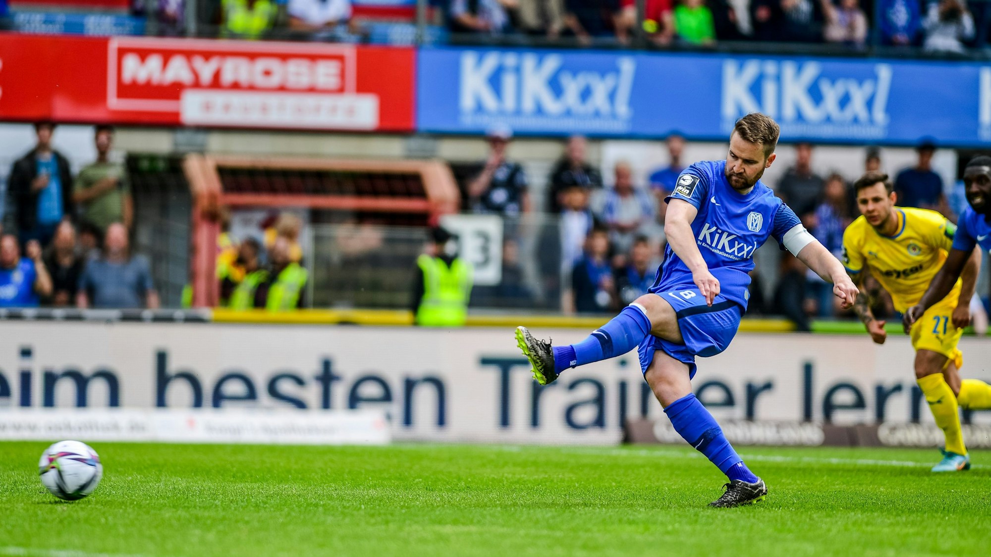 In seinem letzten Saisonspiel: Meppens Leugers trifft per Elfmeter gegen Eintracht Braunschweig.