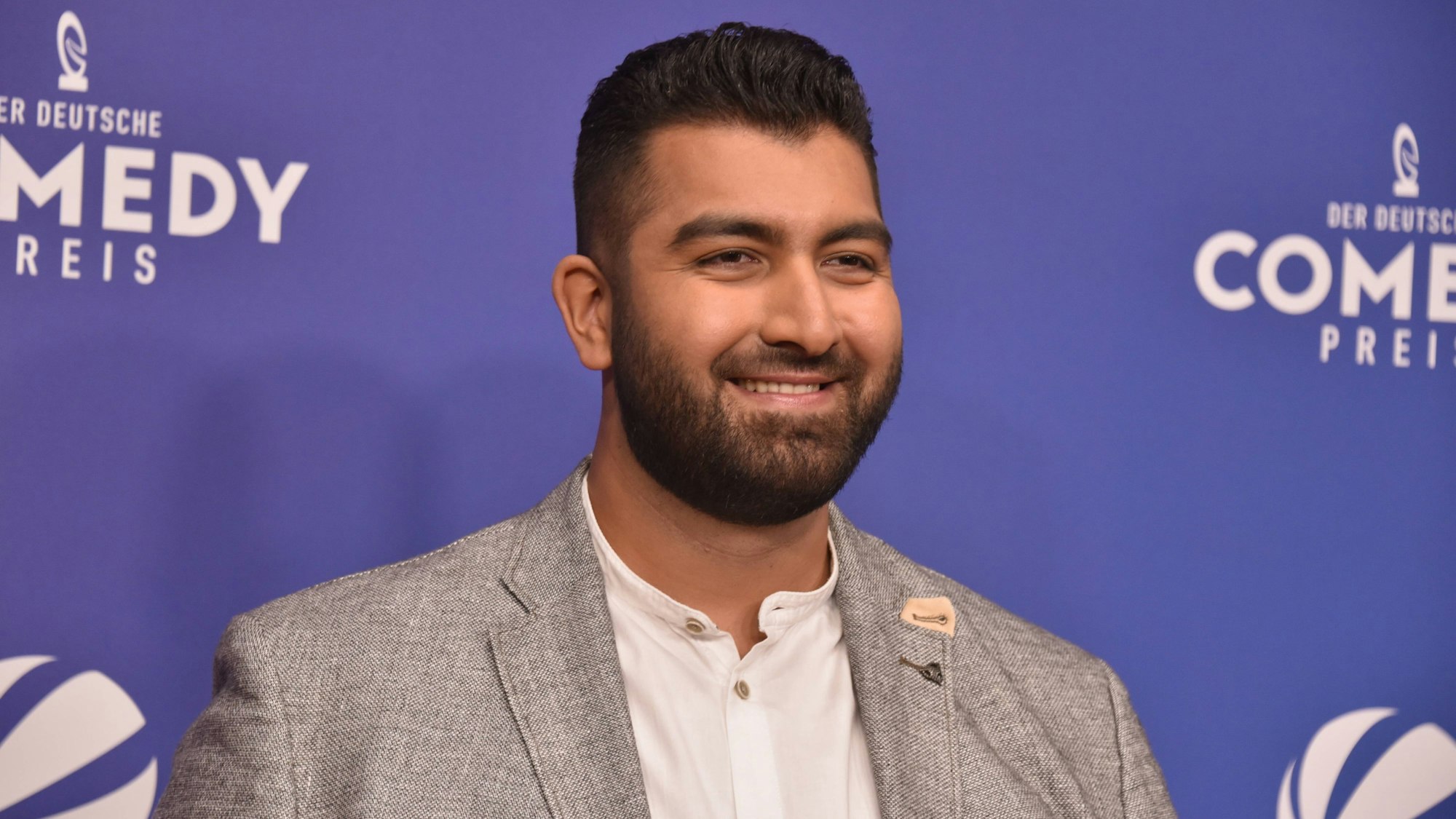 Comedian Faisal Kawusi kommt zur Verleihung des Deutschen Comedypreises 2021