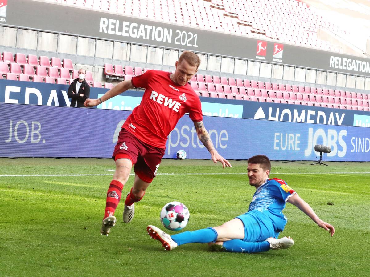 Ondrej Duda (1. FC Köln) in der Bundesliga-Relegation im Zweikampf mit Aleksandar Ignjovski (Kiel)