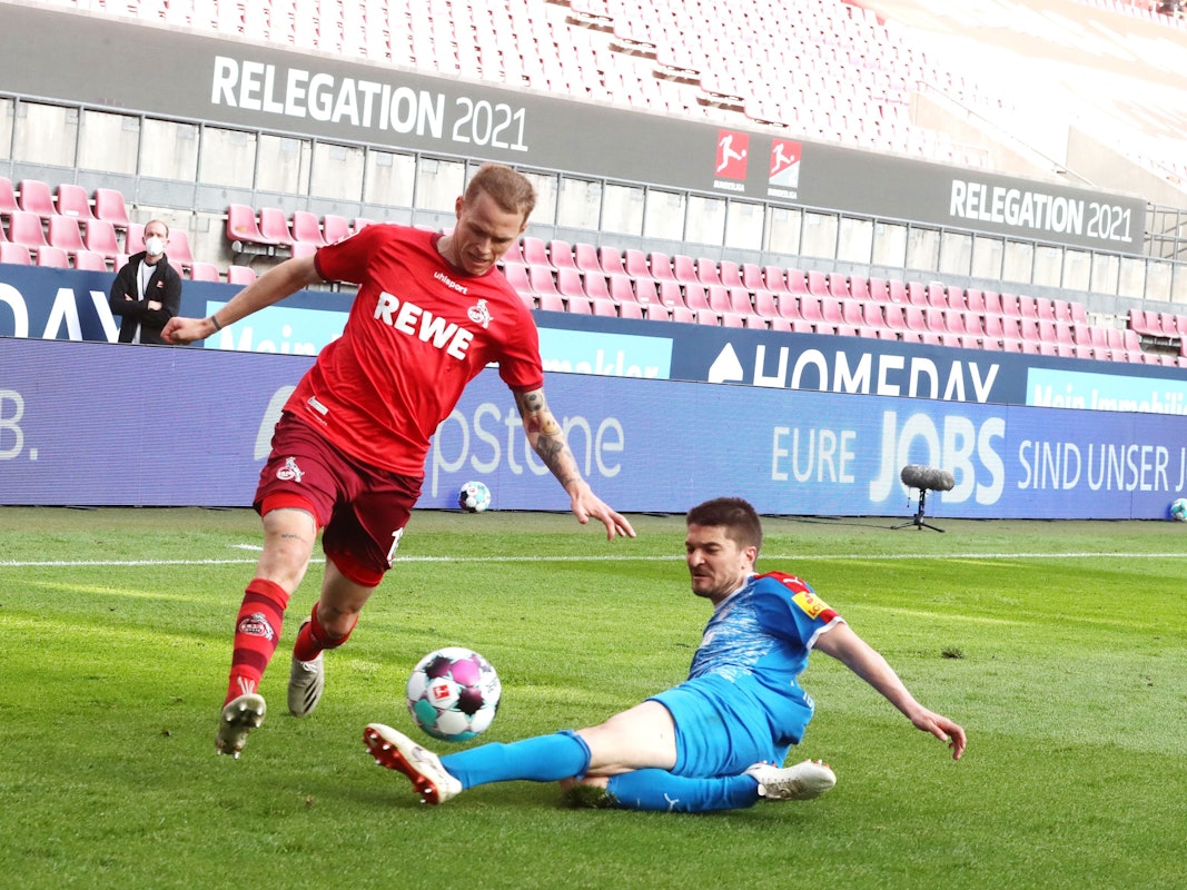 Ondrej Duda (1. FC Köln) in der Bundesliga-Relegation im Zweikampf mit Aleksandar Ignjovski (Kiel)