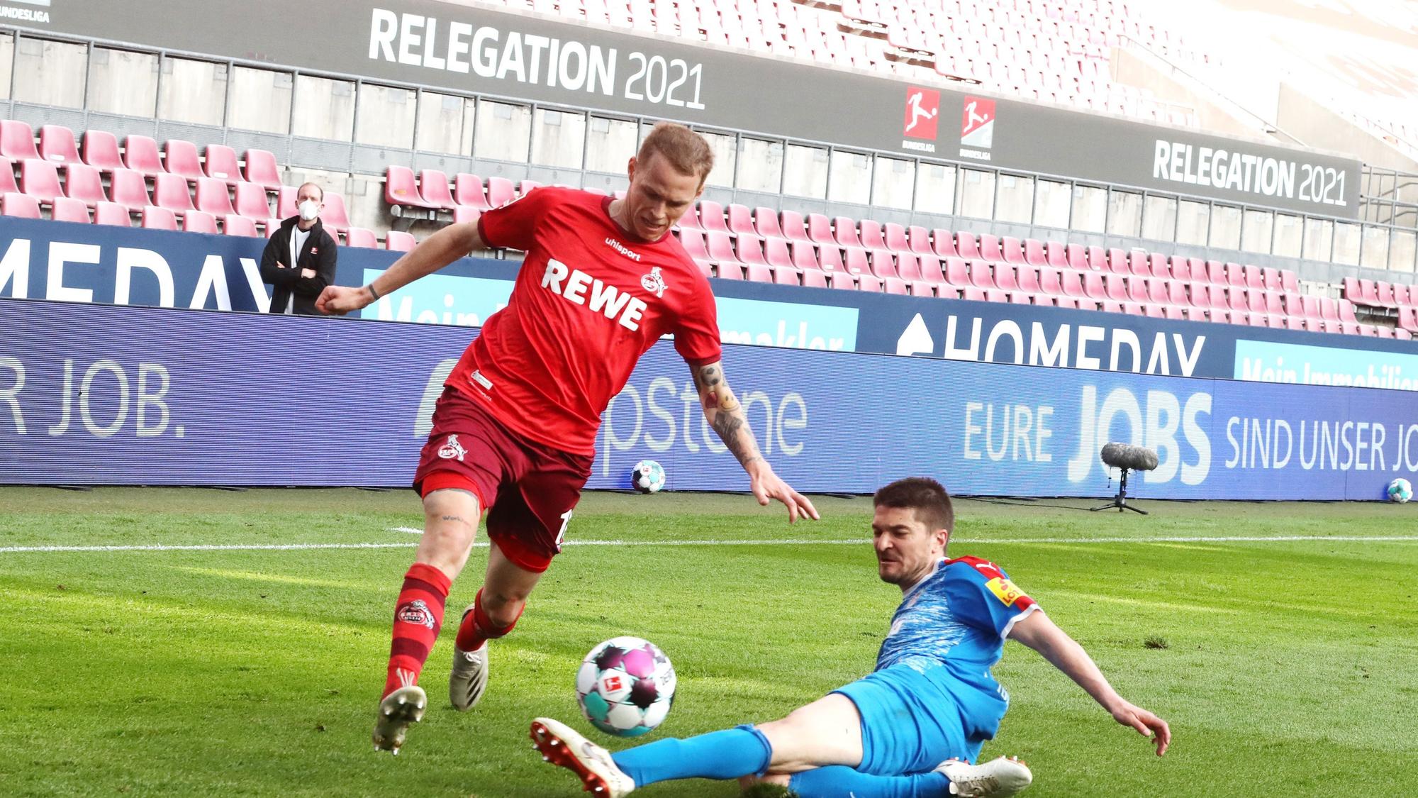 Ondrej Duda (1. FC Köln) in der Bundesliga-Relegation im Zweikampf mit Aleksandar Ignjovski (Kiel)