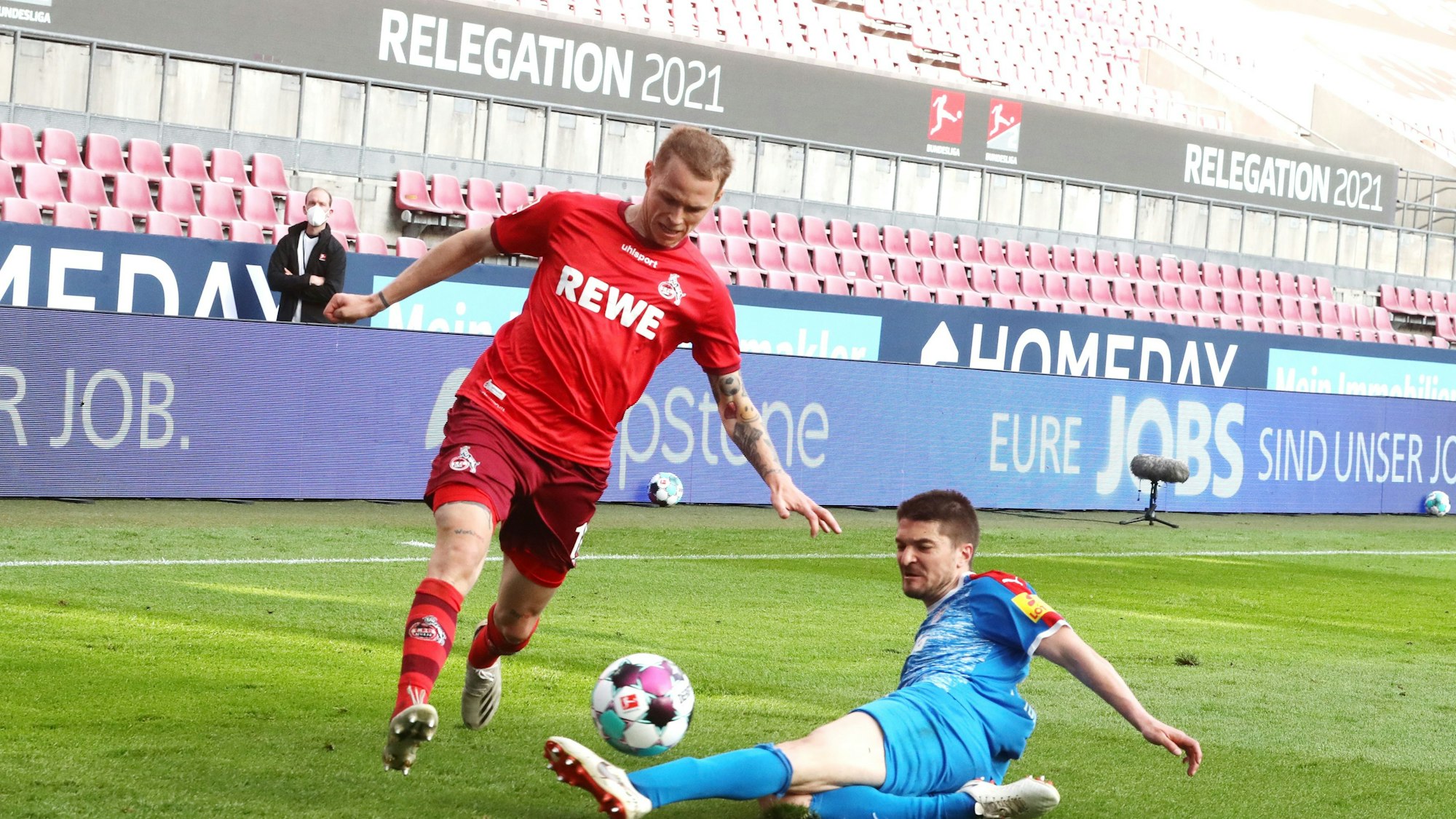 Ondrej Duda (1. FC Köln) in der Bundesliga-Relegation im Zweikampf mit Aleksandar Ignjovski (Kiel)