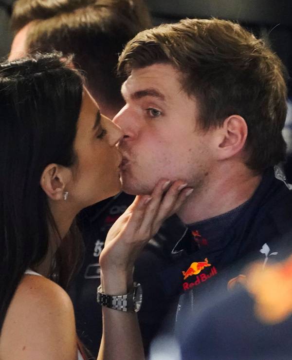Max Verstappen küsst Freundin Kelly Piquet.