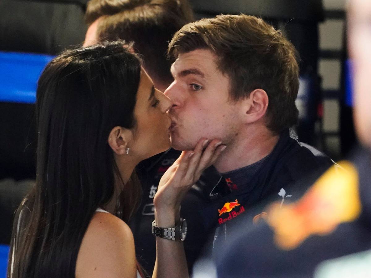 Max Verstappen küsst Freundin Kelly Piquet.