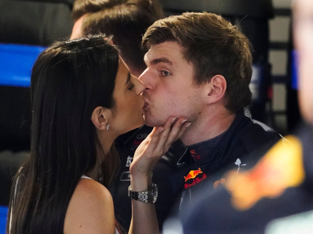 Max Verstappen küsst Freundin Kelly Piquet.