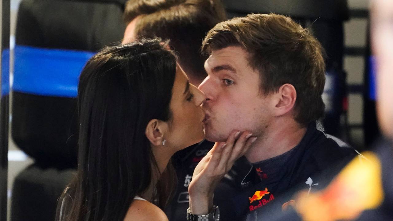 Max Verstappen küsst Freundin Kelly Piquet.