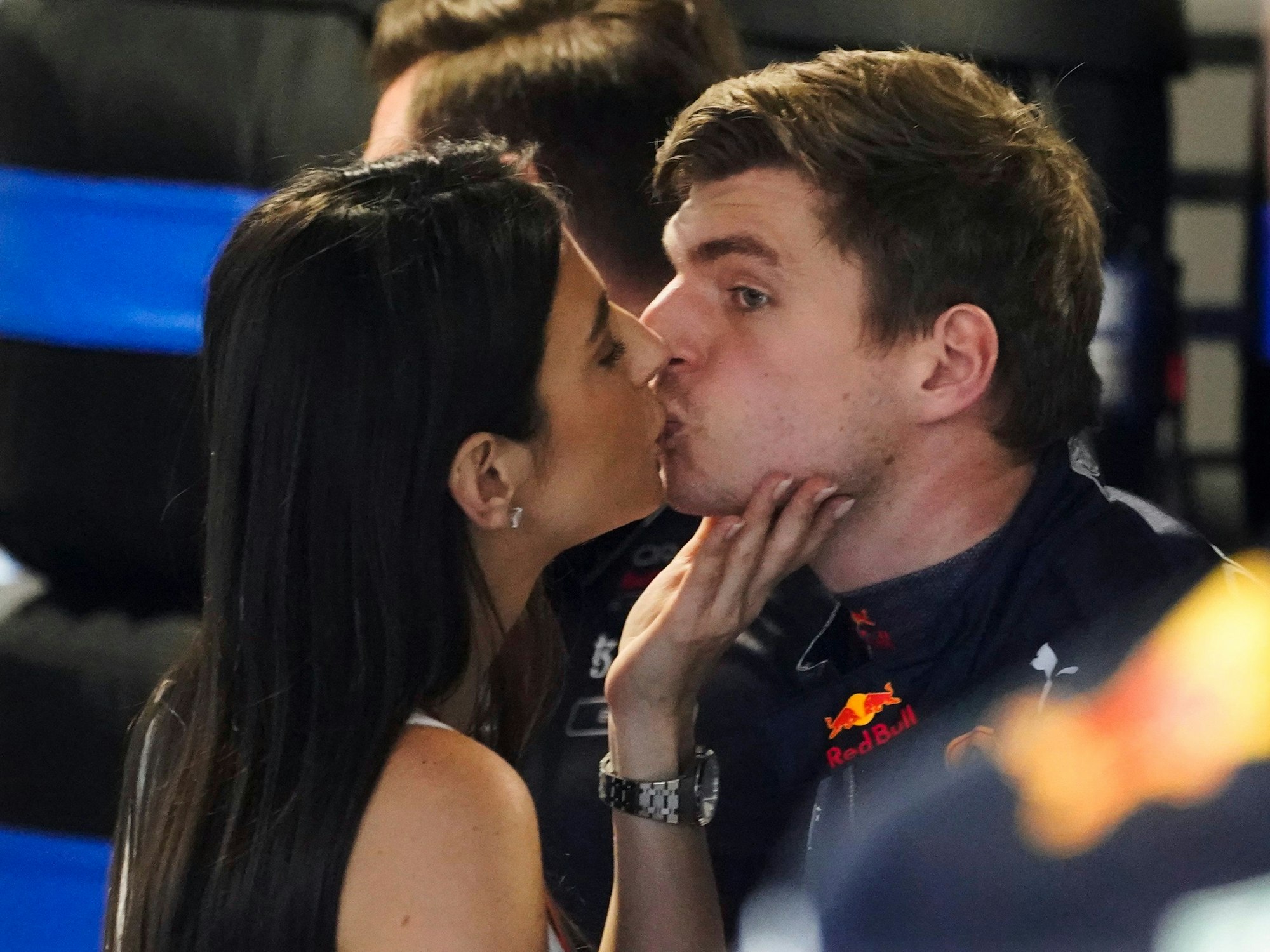 Max Verstappen küsst Freundin Kelly Piquet.