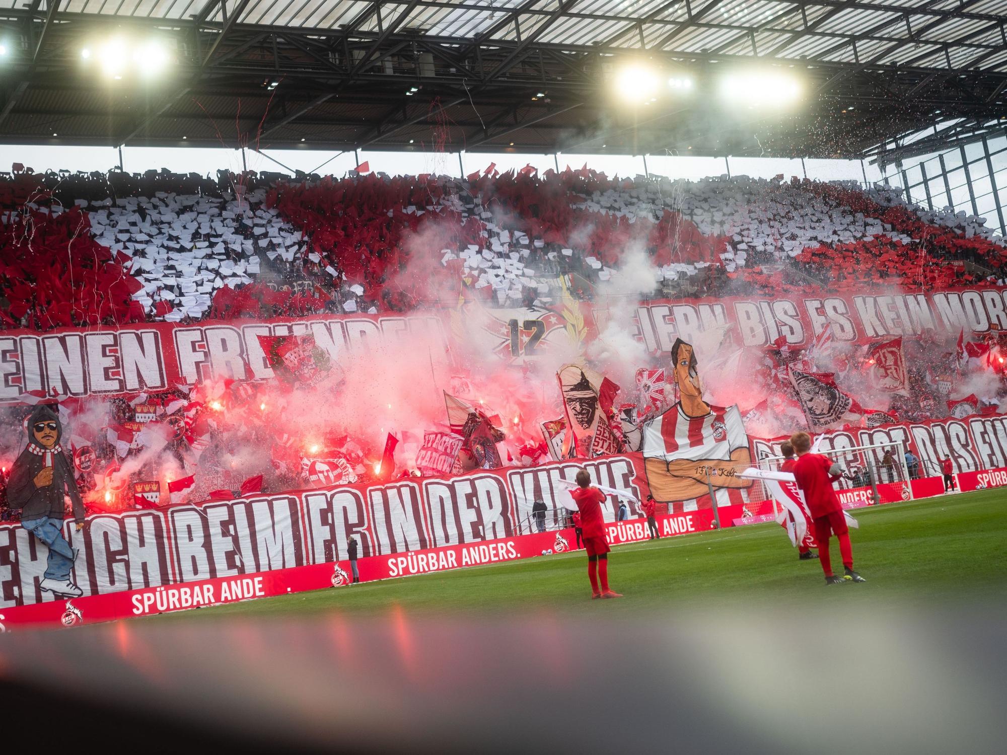 Fans des 1. FC Köln zeigen vor der Partie gegen Mainz eine Choreo und brennen Bengalos ab.