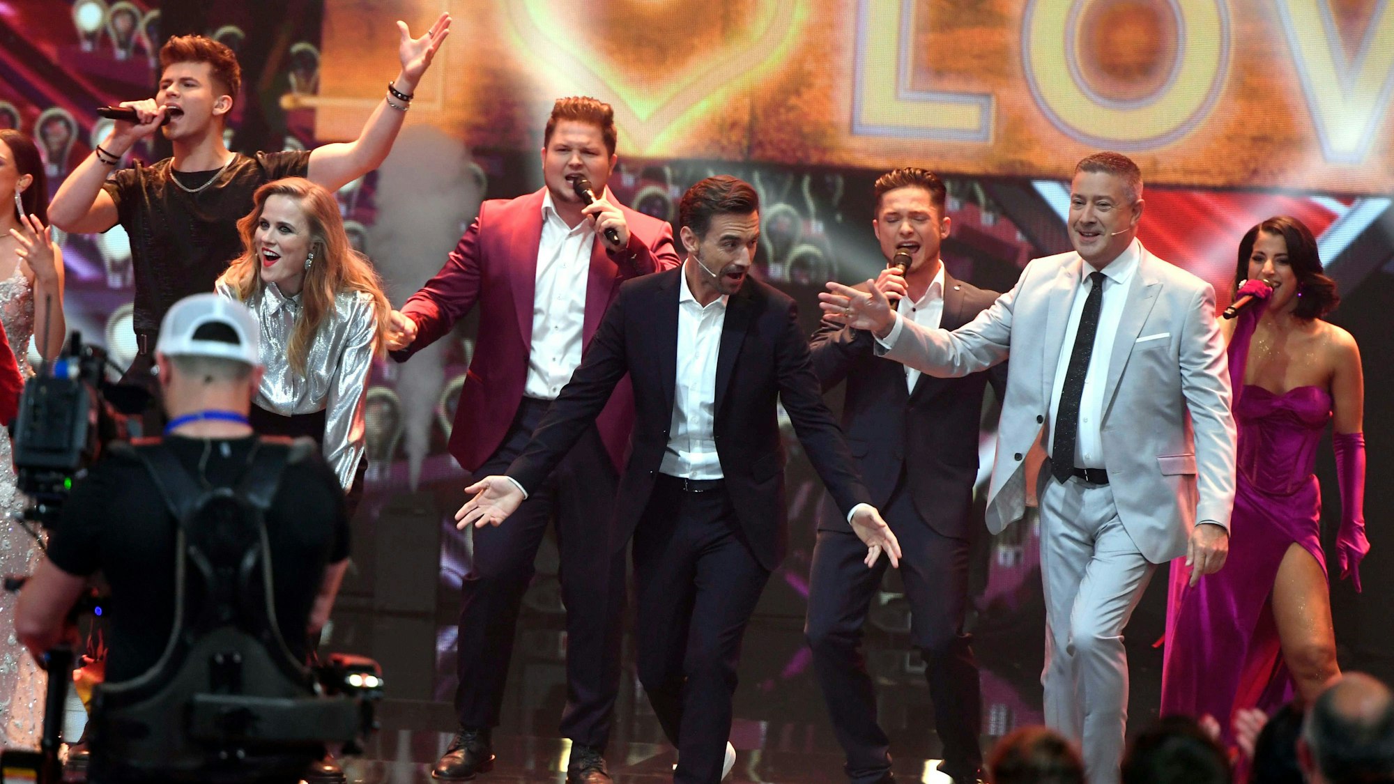 Die prominente Jury um Florian Silbereisen, Toby Gad, Joachim Llambi und Ilse DeLange bei Deutschland sucht den Superstar 2022, hier im diesjährigen Halbfinale.