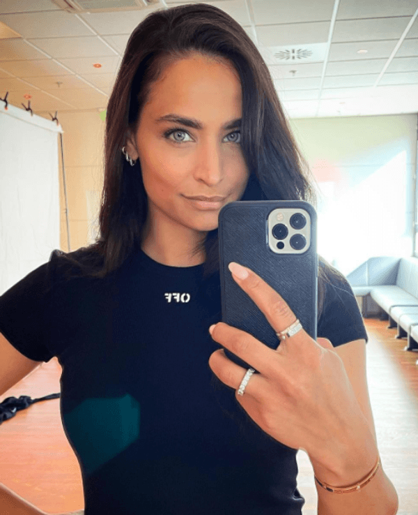 Amira Pocher posiert für ein Spiegelselfie.