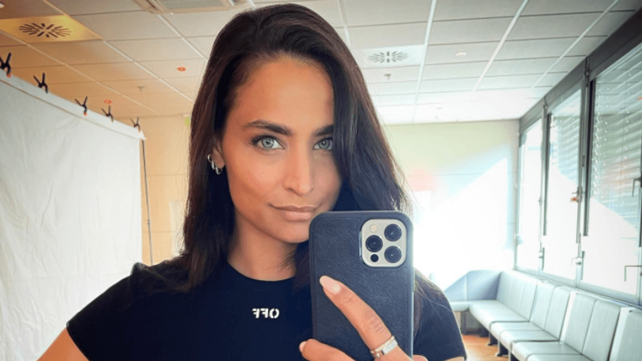 Amira Pocher posiert für ein Spiegelselfie.