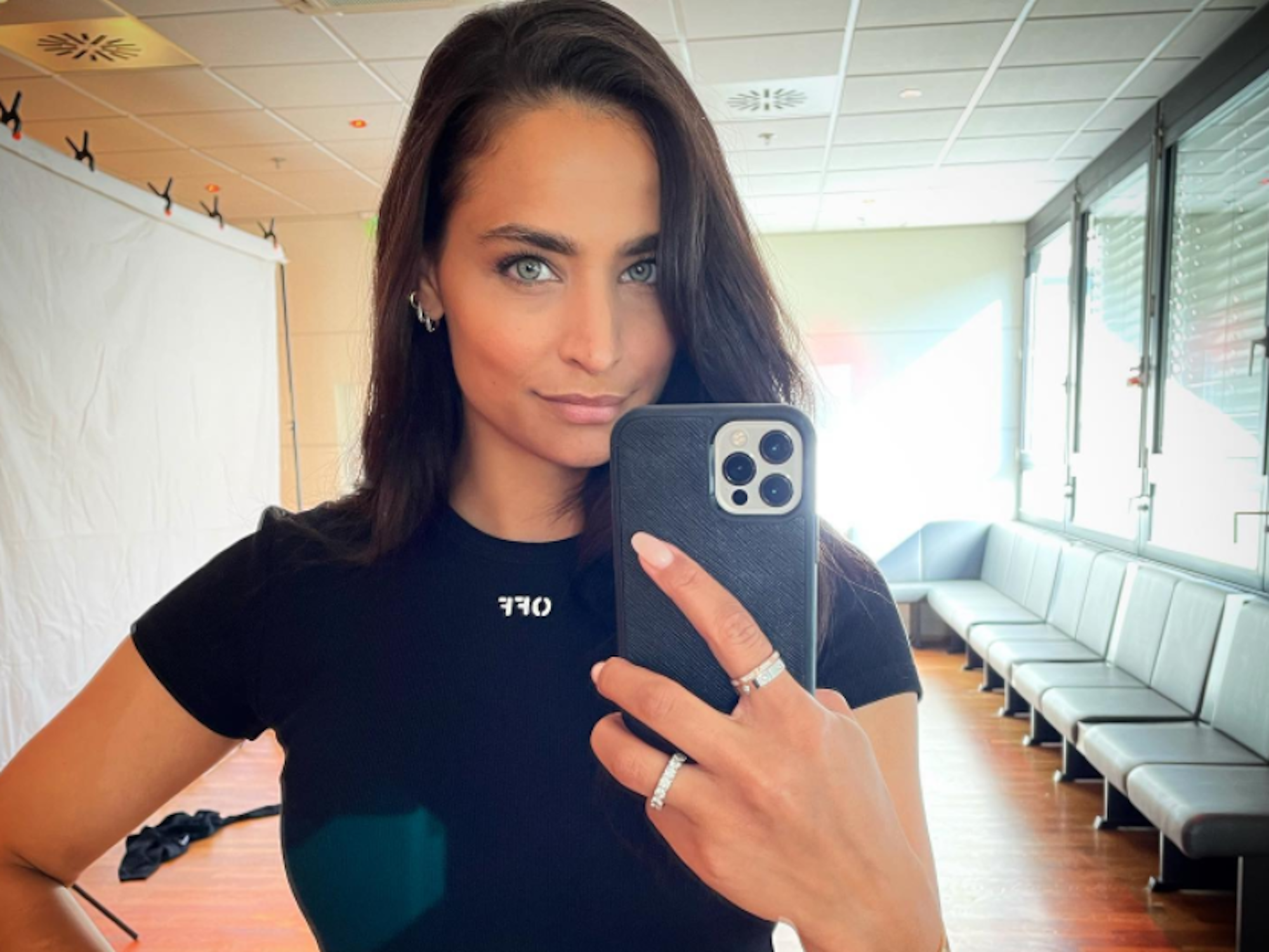 Amira Pocher posiert für ein Spiegelselfie.