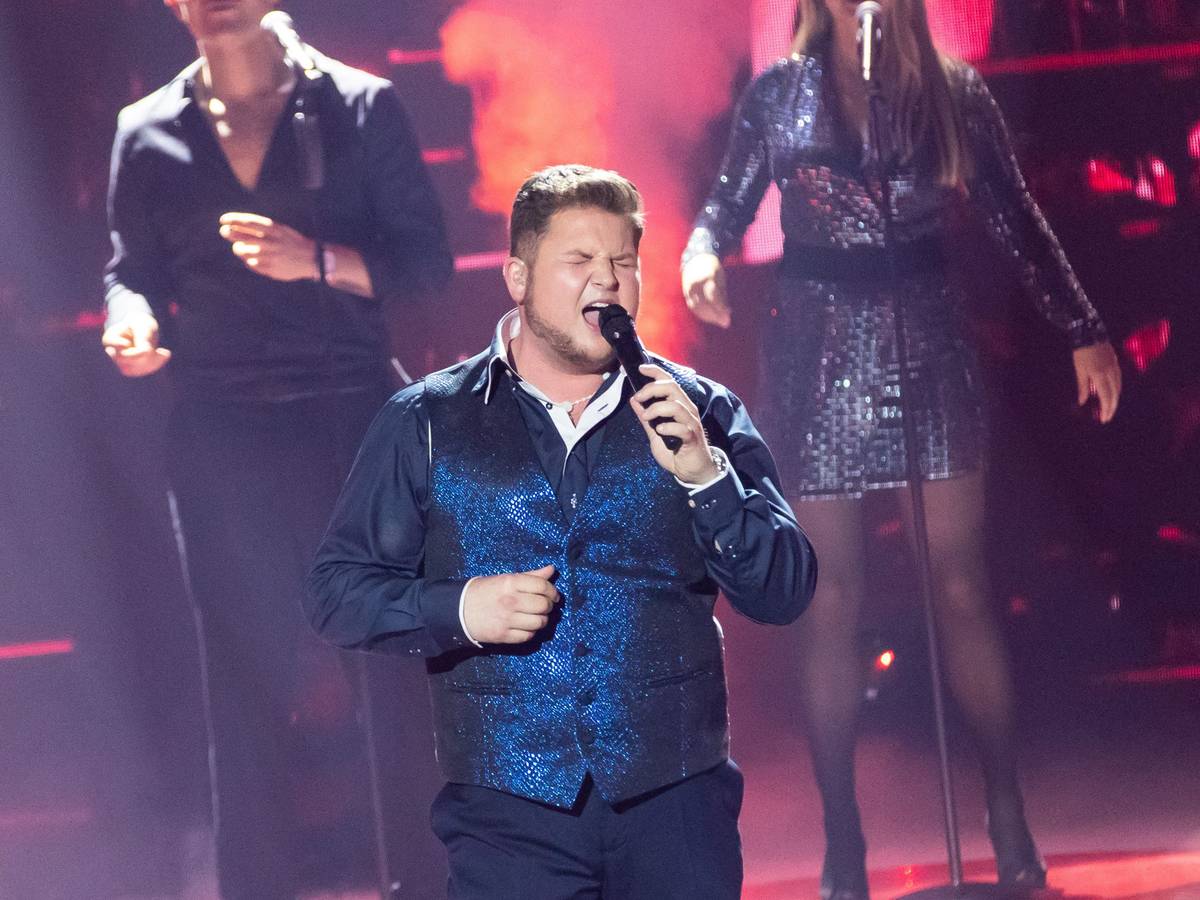 Gewinner Harry Laffontien tritt während des DSDS-Finales in den MMC Studios am 07. Mai 2022 in Köln auf.
